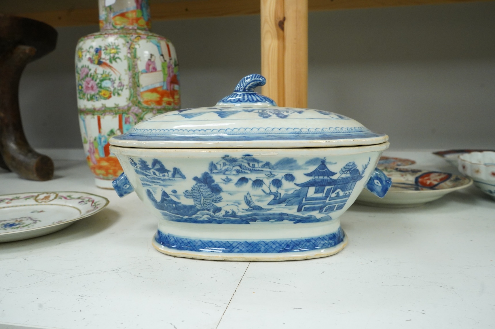 An early 19th century Chinese blue and white oval tureen and cover, 34cm wide